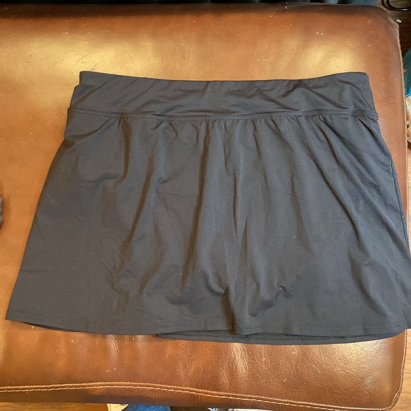 Lands’ End Women's SwimMini Skirt black, size 12 - Picture 3 of 11